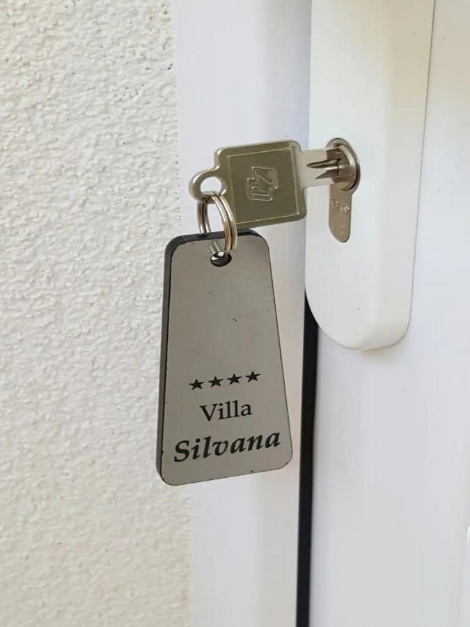 Apartments Villa Silvana Млини Стая снимка